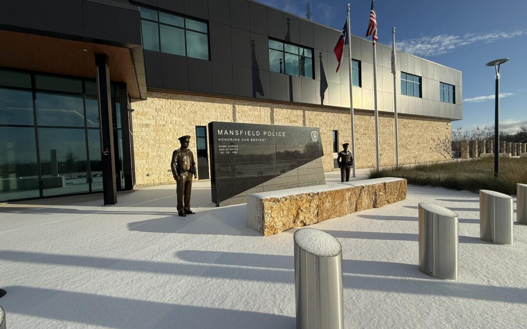 Exsargento de Policía de Mansfield Acusado de Conducta Inapropiada con Estudiantes