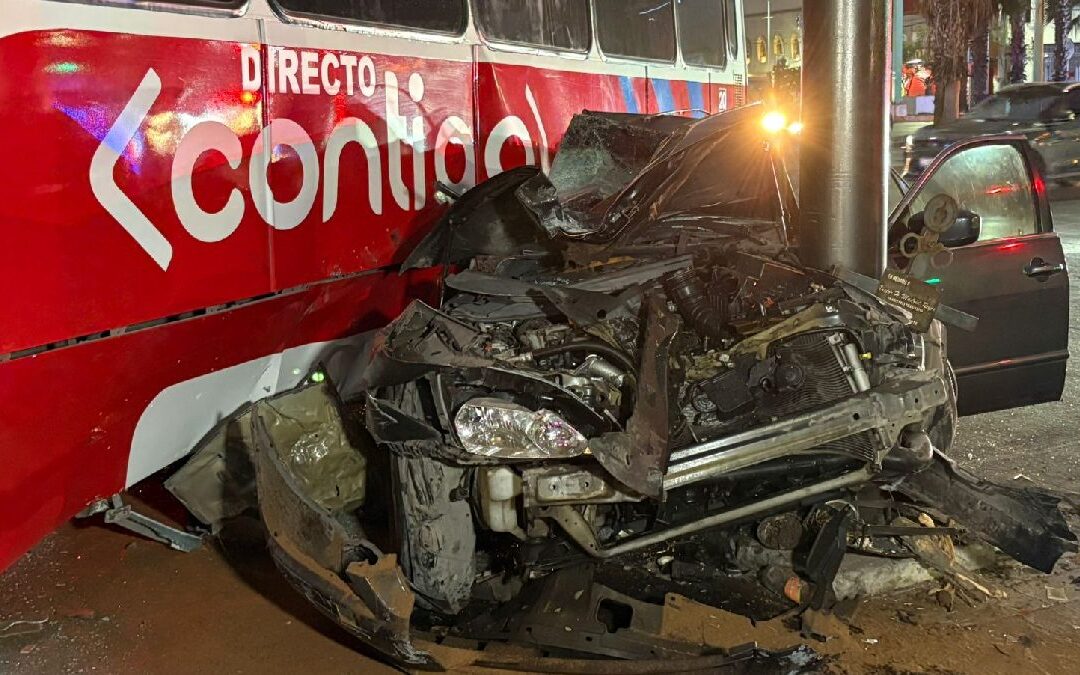 Conductora Sobrevive Milagrosamente Tras Chocar Contra Camión en Avenida Ruiz Cortines, Monterrey