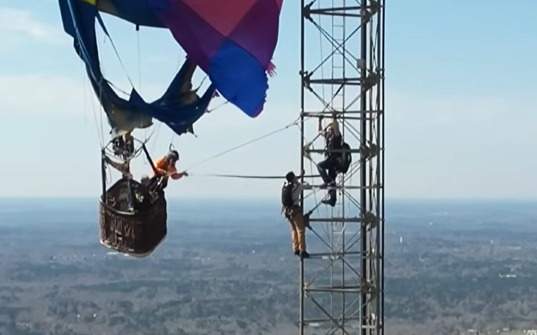 Impactante incidente: globo aerostático queda atrapado en torre telefónica a 280 metros de altura