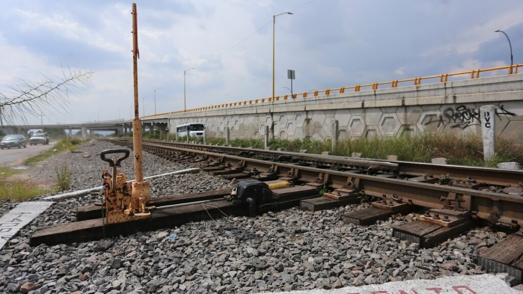 Accidente En Colonia Nathahi: Tren Impacta A Camión De Pasajeros En Celaya