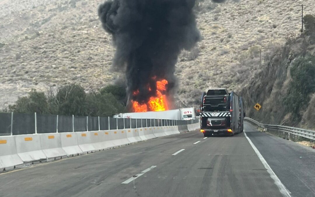 Accidente de Tráileres y Fuego Colapsan la Carretera 57 en Arteaga, Coahuila