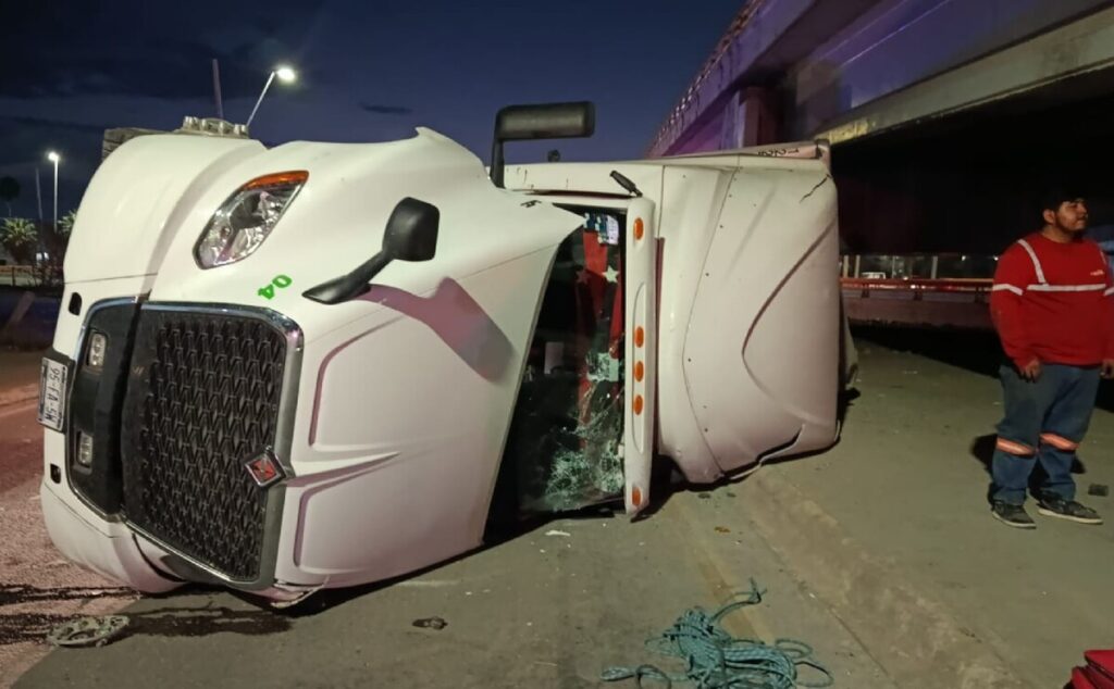 Accidente De Tráiler: 19 Toneladas De Mármol Volcadas En El Nudo Vial Torreón-Matamoros - Noticias Notivalle Accidente De Tráiler: 19 Toneladas De Mármol Volcadas En El Nudo Vial Torreón-Matamoros