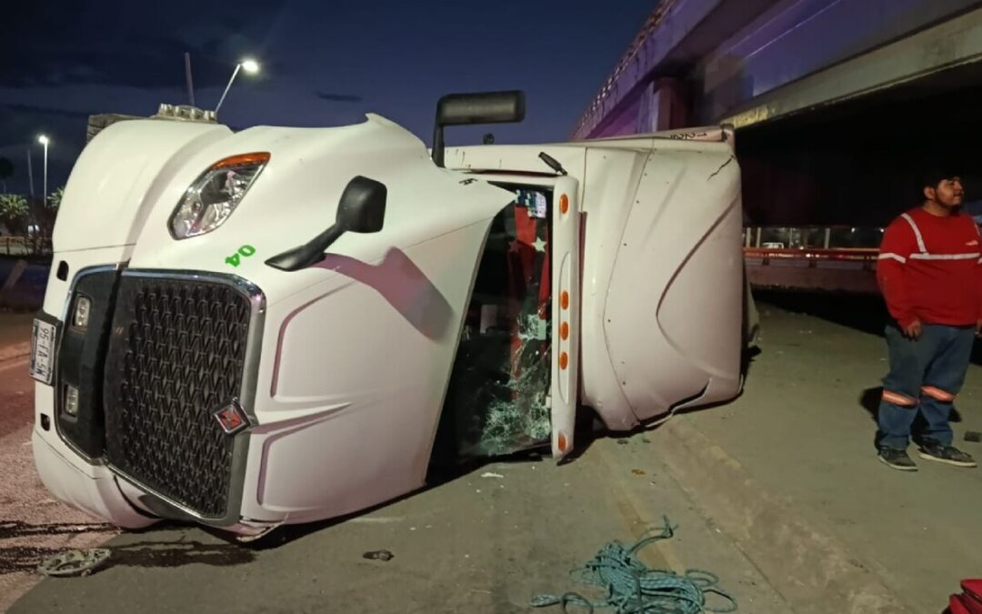 Accidente de Tráiler: 19 Toneladas de Mármol Volcadas en el Nudo Vial Torreón-Matamoros