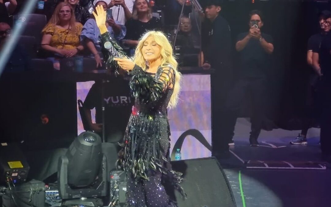 Yuri Rinde Tributo a María Julia con un Emotivo Mensaje en su Concierto de Monterrey