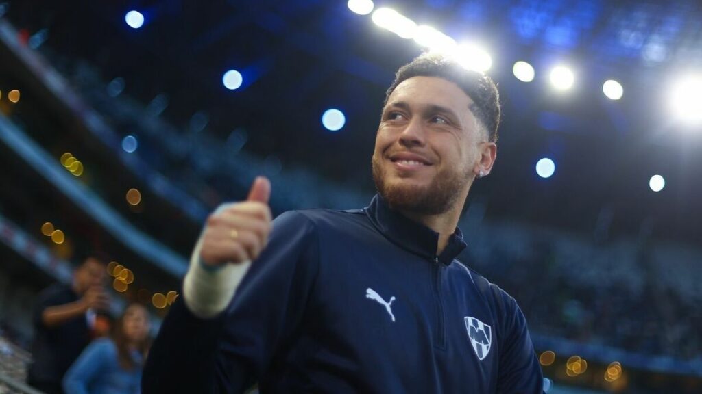 Lucas Ocampos Respaldando A Nico Sánchez En El Clásico Regio 2023