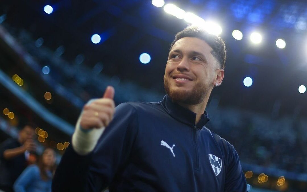 Lucas Ocampos Respaldando a Nico Sánchez en el Clásico Regio 2023