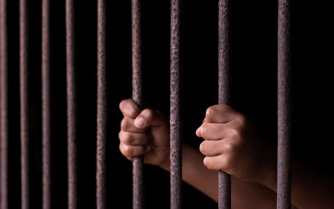 Enfermera Arrestada por Introducir Drogas Sintéticas en el Centro de Detención de Adams County