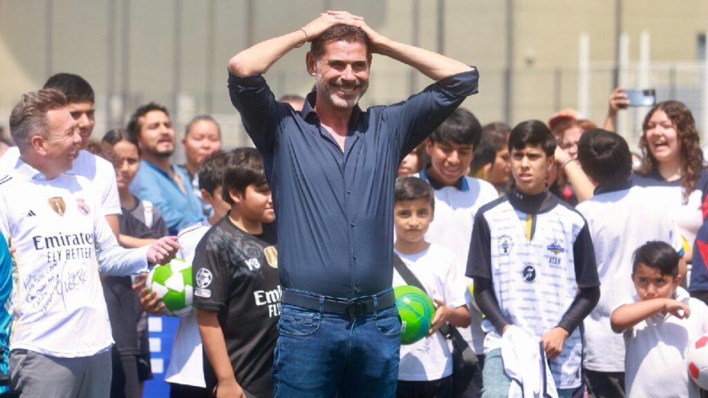 Fernando Hierro Disfruta Un Encuentro Inolvidable Con Niños De Jalisco Tras El Juego De Leyendas Real Madrid Vs Barcelona - Noticias Notivalle Fernando Hierro Disfruta Un Encuentro Inolvidable Con Niños De Jalisco Tras El Juego De Leyendas Real Madrid Vs Barcelona