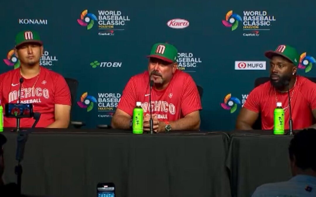 Benjamín Gil celebra la victoria de México ante Gran Bretaña en la Copa Mundial de Béisbol