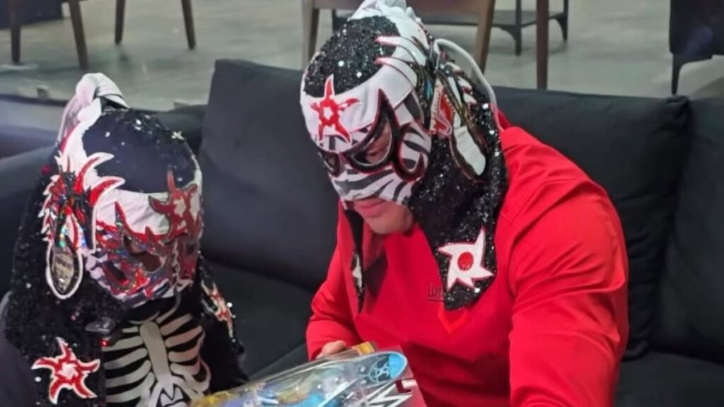 ¡Conoce A Andy! El Niño Que Vendió Dulces Para Comprar Una Figura De Penta Y Conoció Al Luchador En Persona | Video - Noticias Notivalle ¡Conoce A Andy! El Niño Que Vendió Dulces Para Comprar Una Figura De Penta Y Conoció Al Luchador En Persona | Video