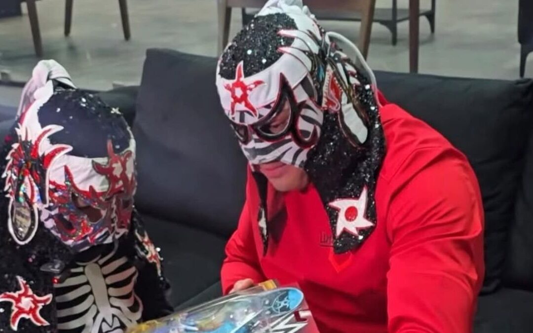 ¡Conoce a Andy! El niño que vendió dulces para comprar una figura de Penta y conoció al luchador en persona | VIDEO