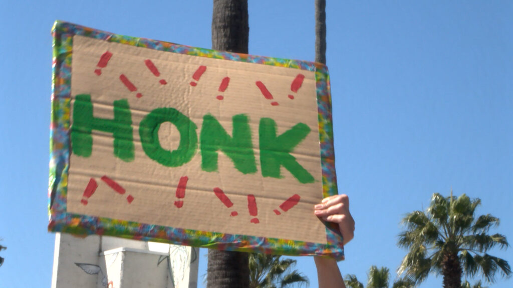 División De Opiniones En San Diego: Celebraciones Y Protestas Tras El Ataque A Irán