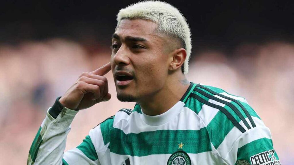 Julián Araujo Impacta A Los Aficionados Del Rangers Mostrando El Escudo Del Celtic | Video - Noticias Notivalle Julián Araujo Impacta A Los Aficionados Del Rangers Mostrando El Escudo Del Celtic | Video
