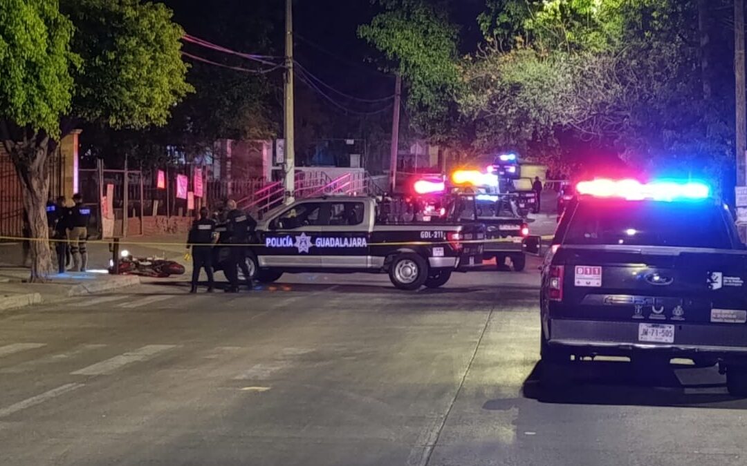 Pelea en fiesta en Guadalajara desencadena persecución y balacera: un muerto y un herido