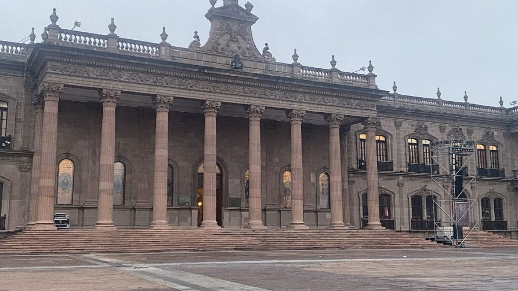 Retiro De Pintas Y Pancartas En Monterrey Tras La Marcha Del 8M - Noticias Notivalle Retiro De Pintas Y Pancartas En Monterrey Tras La Marcha Del 8M