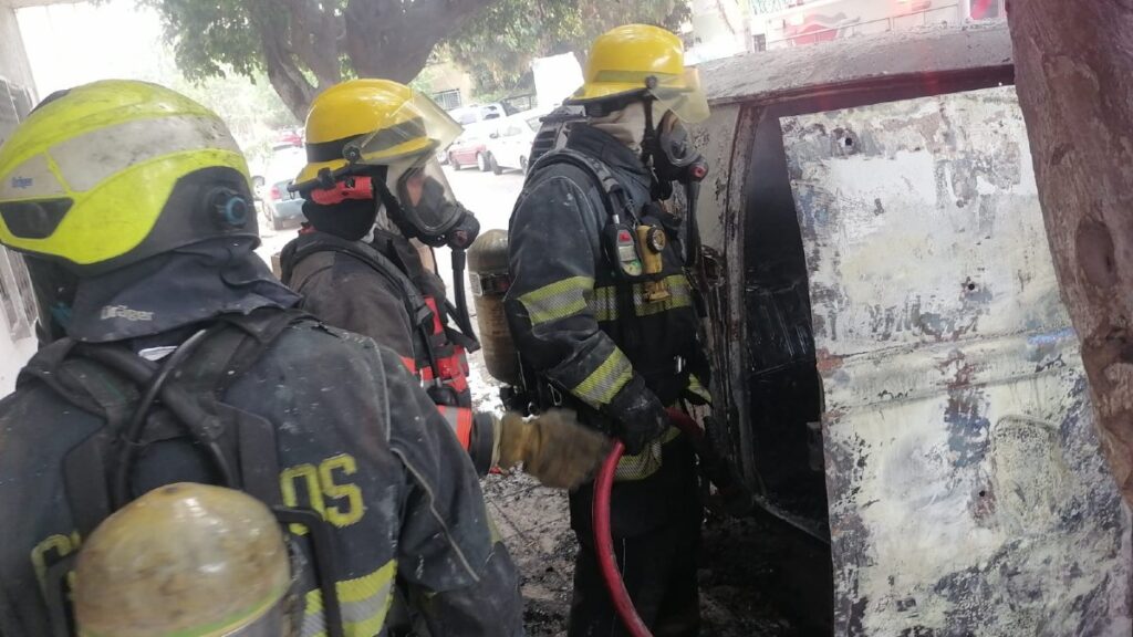 Incendio En Guadalajara: Hombre Provoca Fuego Al Dejar Veladora Encendida En Su Camioneta