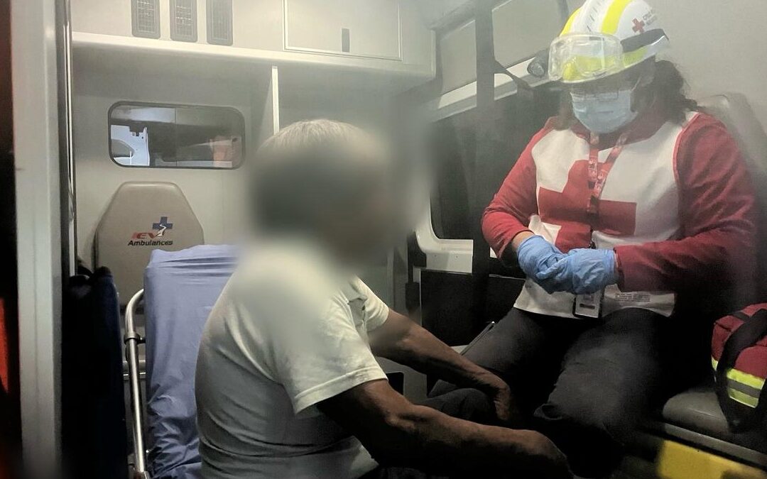 Accidente vehicular en Saltillo: Adulto mayor cae de camioneta al abrir la puerta sin cinturón de seguridad