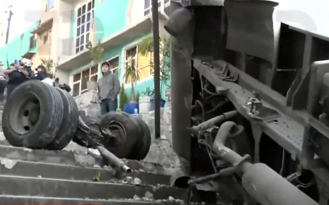 Accidente en Naucalpan: Camión de carga embiste a peatones y causa una muerte