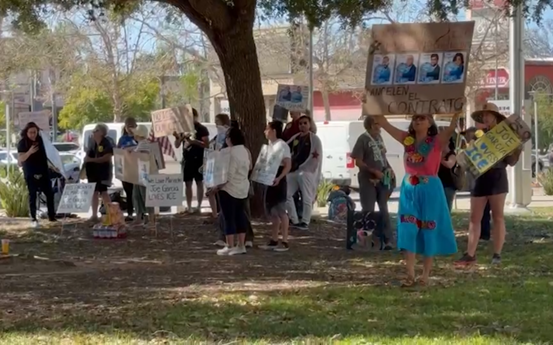 Protesta en Escondido Contra la Presencia de ICE en Instalaciones Municipales