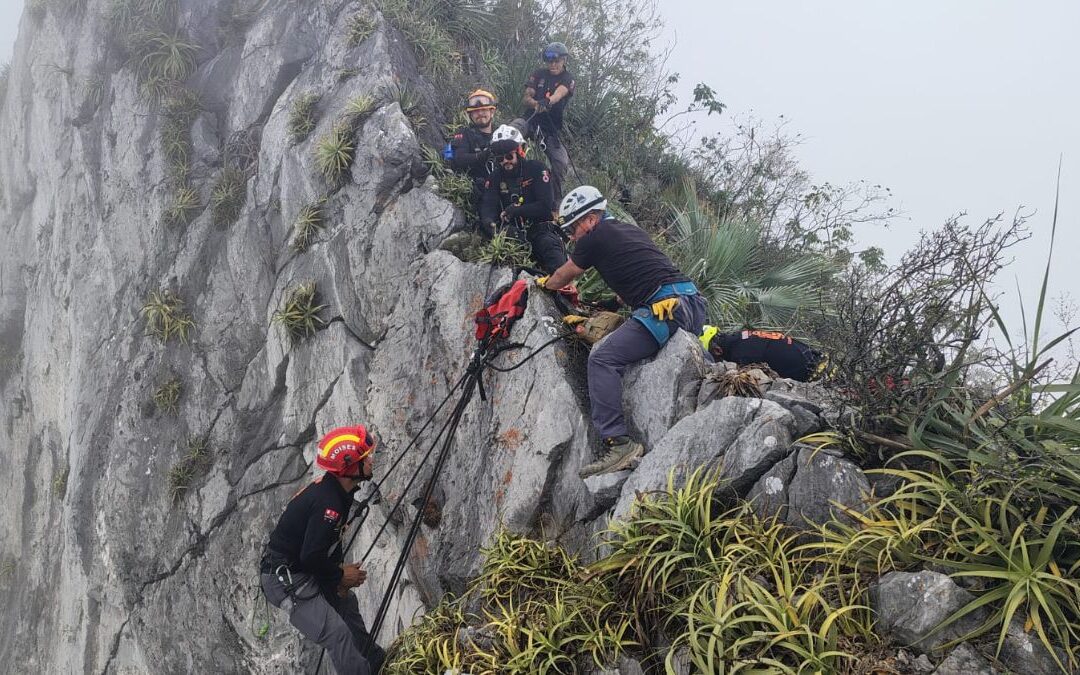 Rescate de Personas Atrapadas en Las Mitras y la Huasteca: Operativos en Marcha