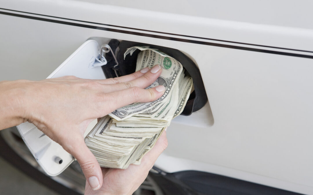 Precios de Gasolina en Denver Aumentan Más de 63 Centavos por Galón Tras Crisis Global de Petróleo