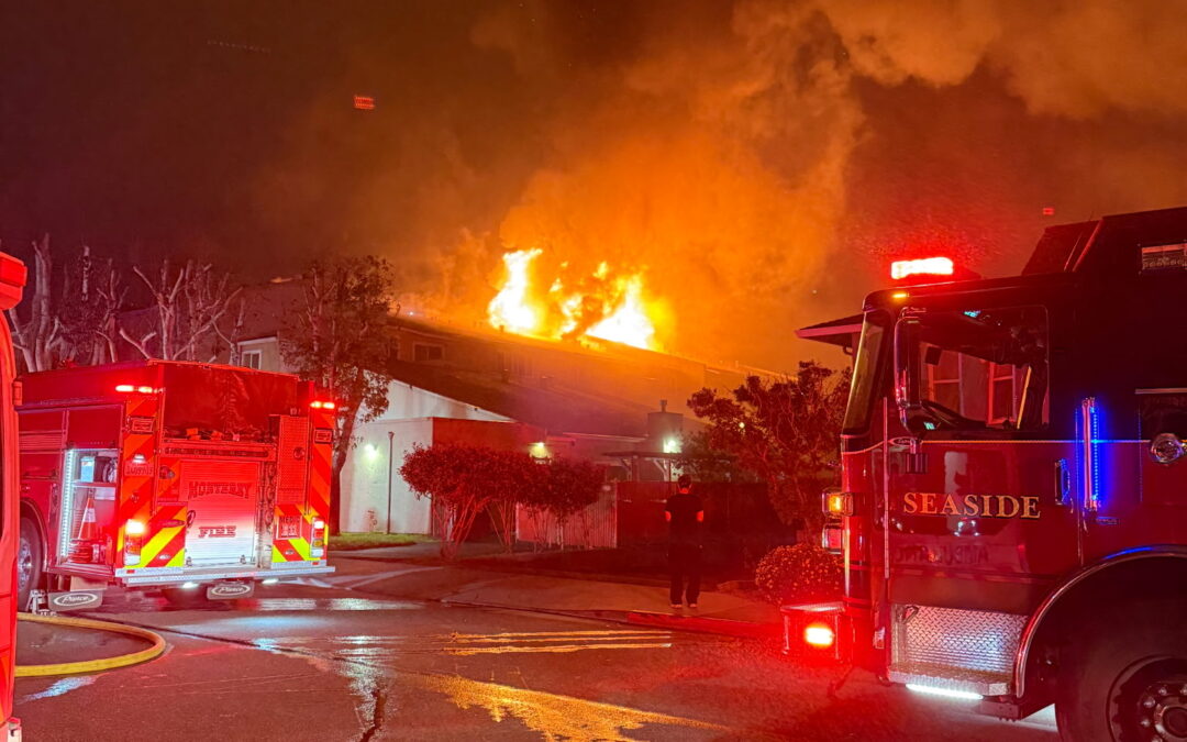 Incendio en Monterey desplaza a 85 residentes en complejo de apartamentos