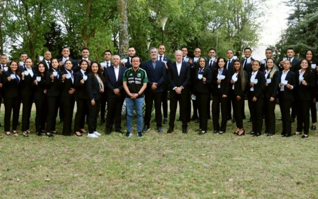Árbitros mexicanos reciben su gafete FIFA, destacando la presencia de mujeres en el fútbol