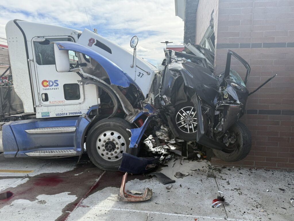 Camión Aplasta Vehículo En Gasolinera Quiktrip De Littleton, Colorado - Noticias Notivalle Camión Aplasta Vehículo En Gasolinera Quiktrip De Littleton, Colorado