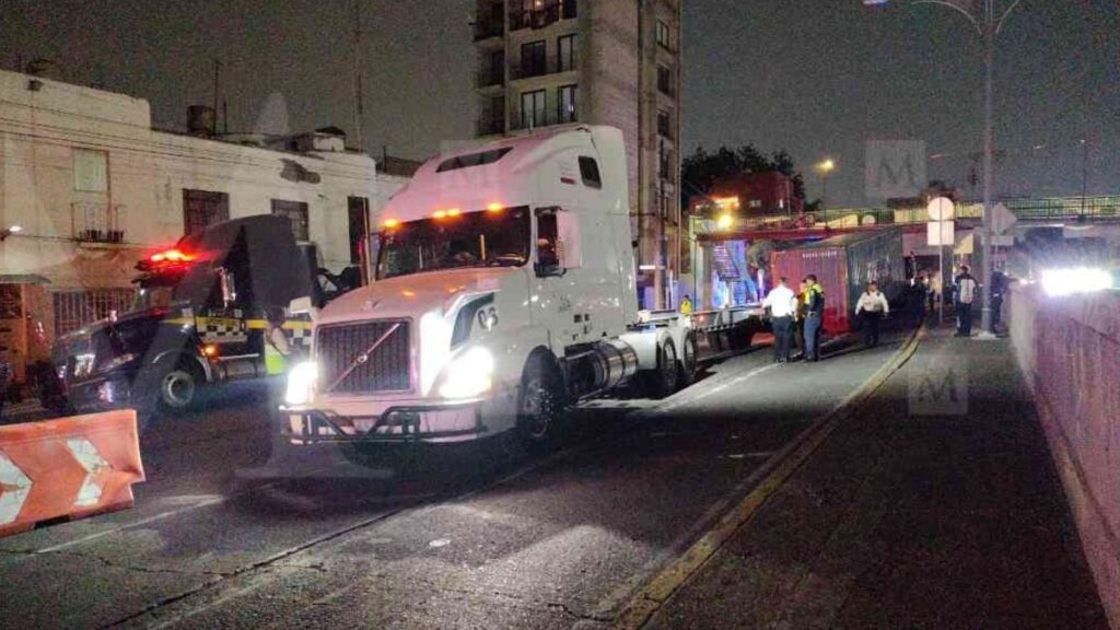 Caja De Tráiler Provoca Graves Afectaciones Viales En El Viaducto Miguel Alemán - Noticias Notivalle Caja De Tráiler Provoca Graves Afectaciones Viales En El Viaducto Miguel Alemán
