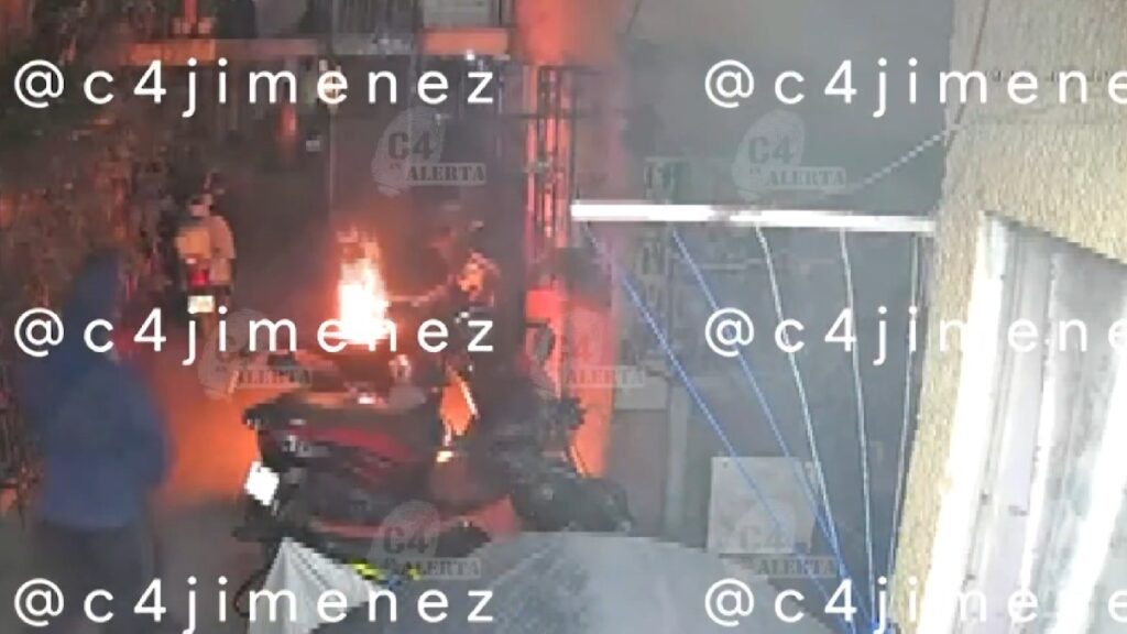 Extorsionadores Incendian Moto De Comerciantes En Venustiano Carranza Tras Negarse A Pagar Cuotas