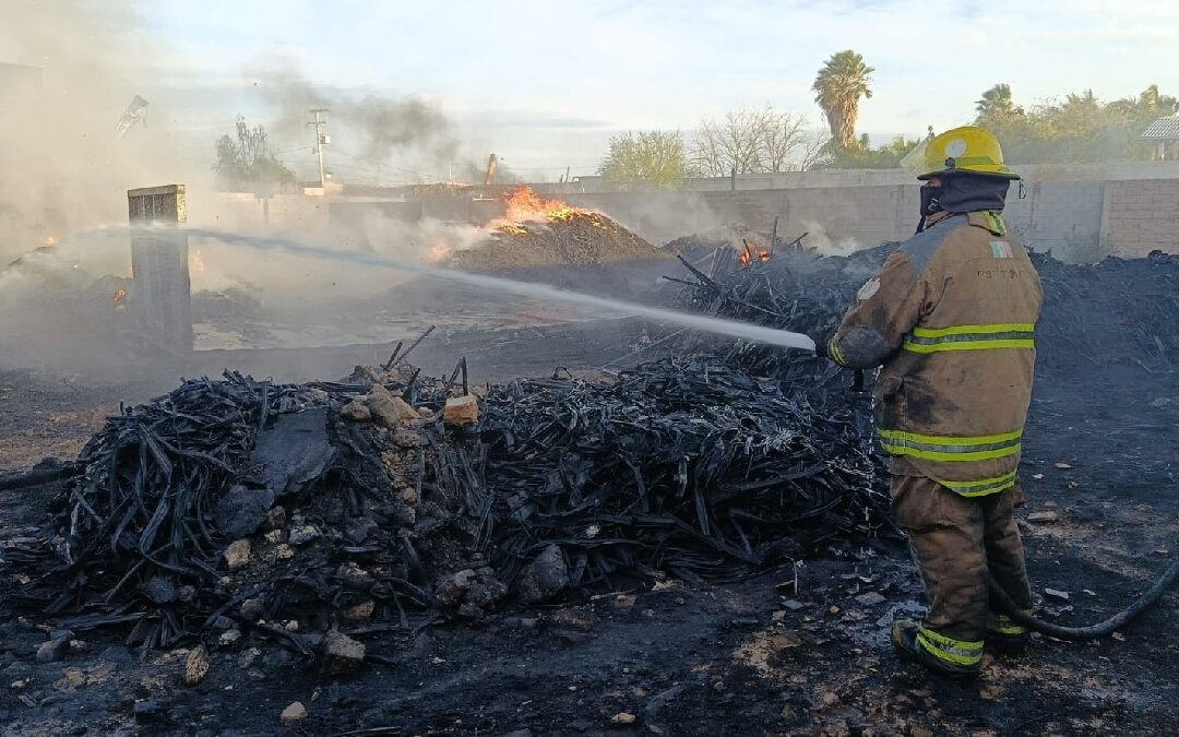 Incendio en recicladora de Gómez Palacio causado por fuertes vientos