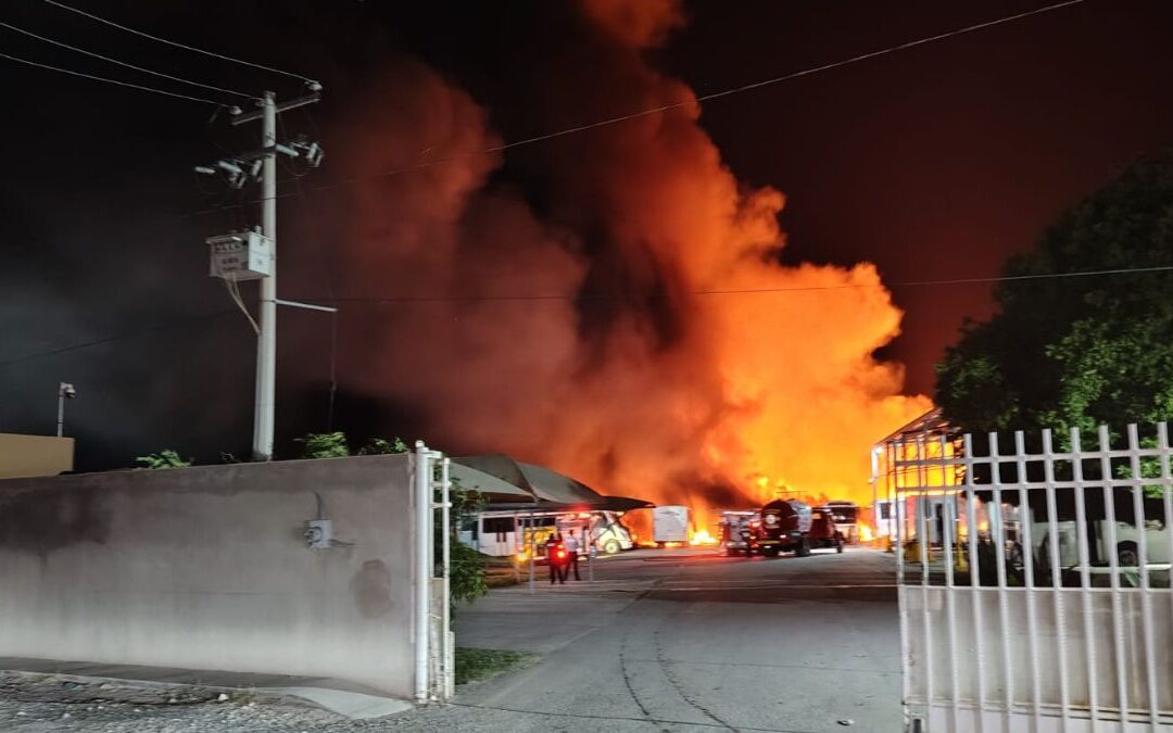 Incendio Devastador en Torreón Consume Recicladora y Autobuses en La Unión