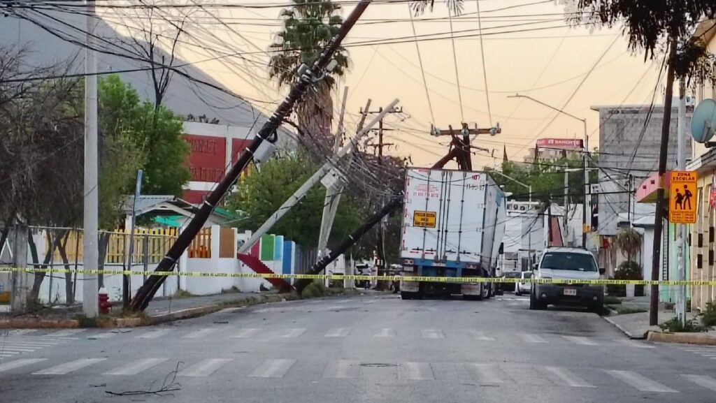 Monterrey: Tráiler Provoca Corte De Luz Y Suspensión De Clases En Tres Escuelas - Noticias Notivalle Monterrey: Tráiler Provoca Corte De Luz Y Suspensión De Clases En Tres Escuelas