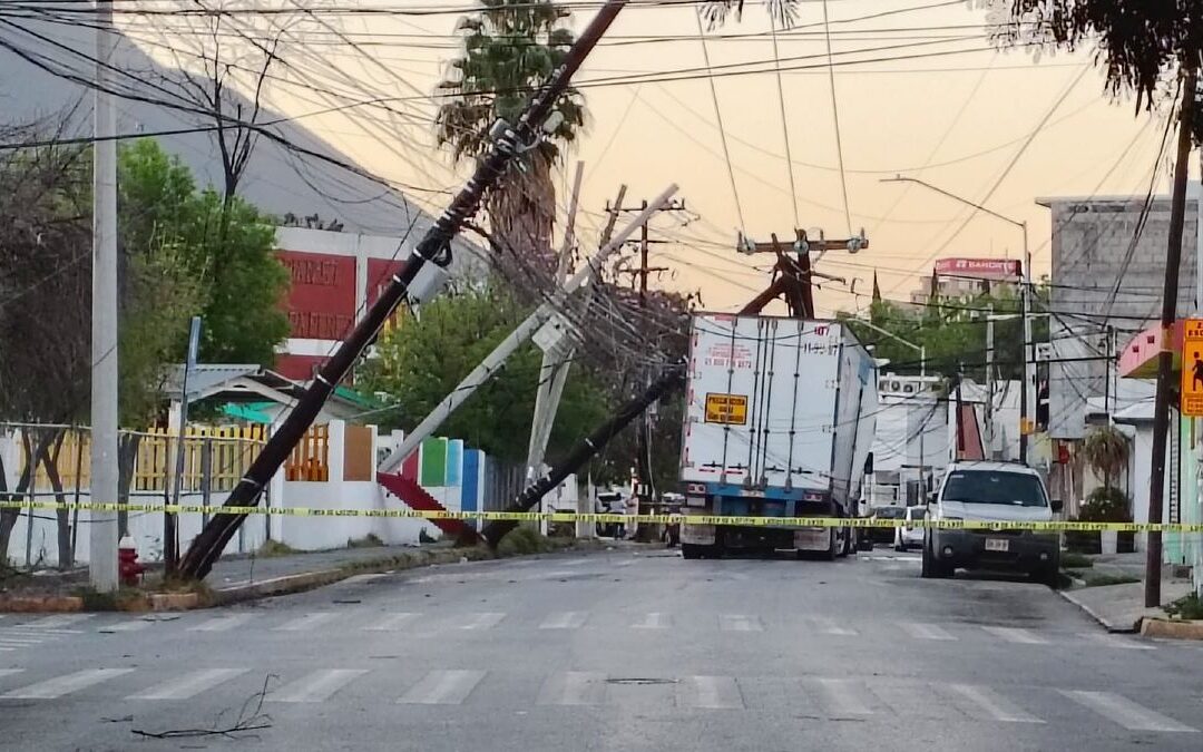 Monterrey: Tráiler provoca corte de luz y suspensión de clases en tres escuelas