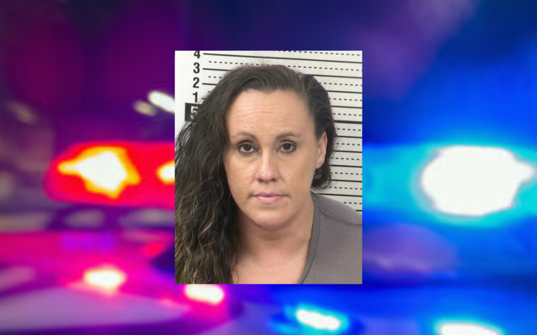 Fraude con tarjeta de débito: empleada de Triple Threat Nutrition en Las Cruces arrestada