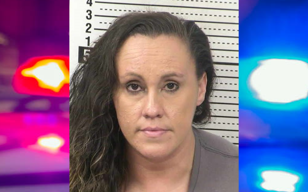 Arresto en Las Cruces: Empleada de tienda acusada de fraude con tarjeta de débito