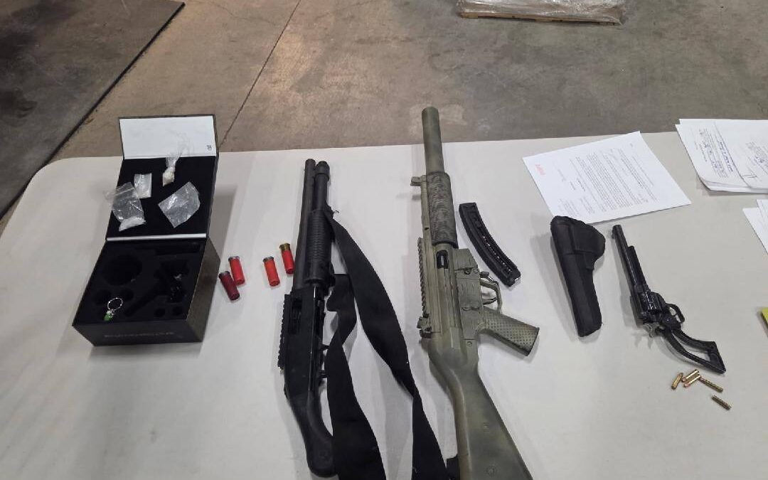 Narcóticos y armas de fuego incautados durante registro vehicular en el Condado de Chaves