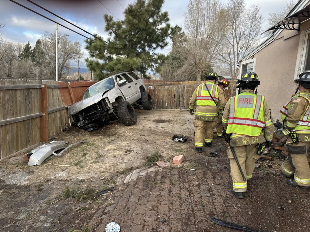 Accidente En Colorado Springs: Vehículo Impacta Casa Y Deja Heridos