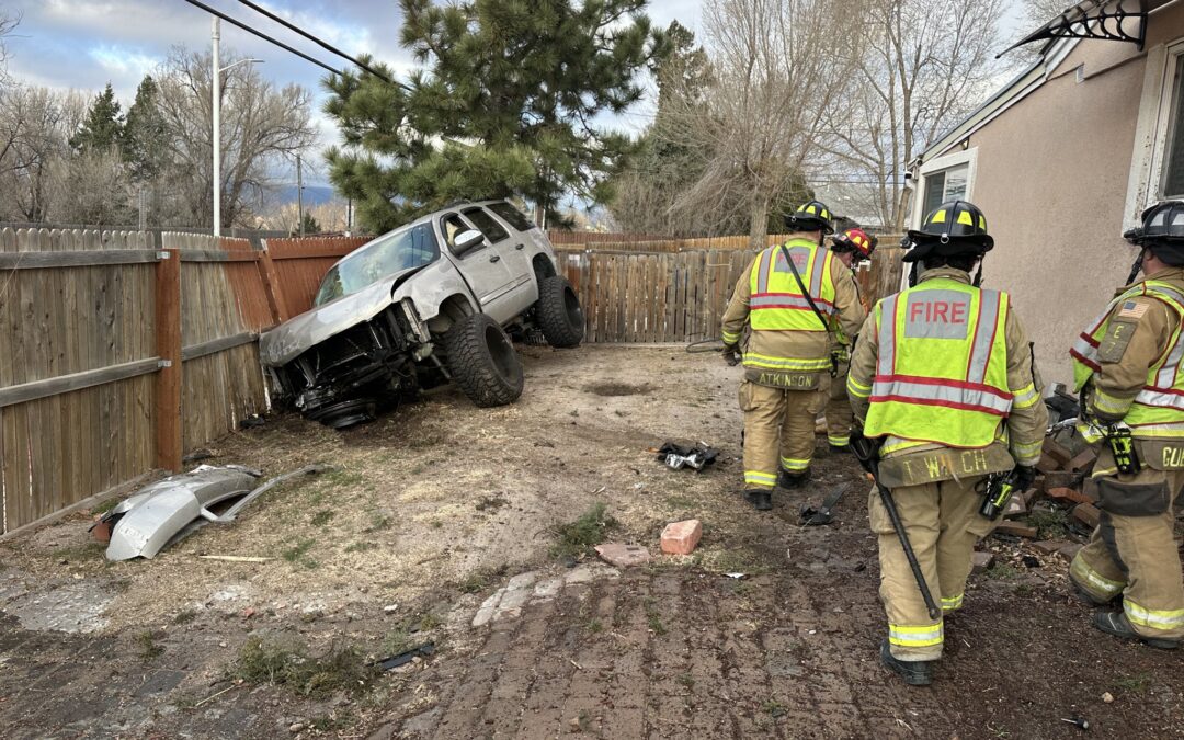 Accidente en Colorado Springs: Vehículo Impacta Casa y Deja Heridos