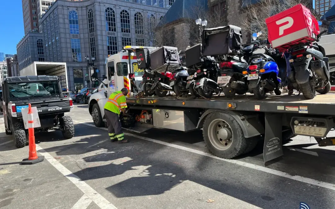 Policía de Boston Confisca Ciclomotores y Scooters para Reforzar la Seguridad Vial