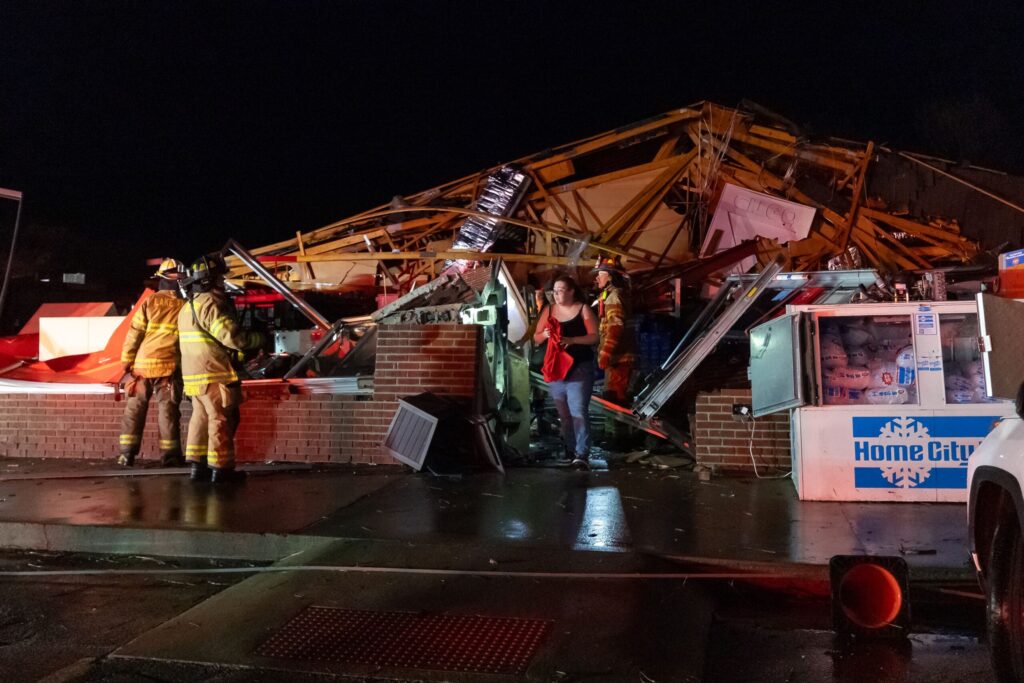 Tornado En Indiana: Dos Muertos Y Devastación Por Tormentas Severas - Noticias Notivalle Tornado En Indiana: Dos Muertos Y Devastación Por Tormentas Severas