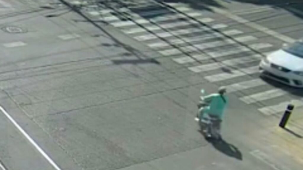 Accidente De Tránsito En La Gam: Hombre En Bici Eléctrica Proyectado Tras Impacto Con Auto | Video Revelador - Noticias Notivalle Accidente De Tránsito En La Gam: Hombre En Bici Eléctrica Proyectado Tras Impacto Con Auto | Video Revelador