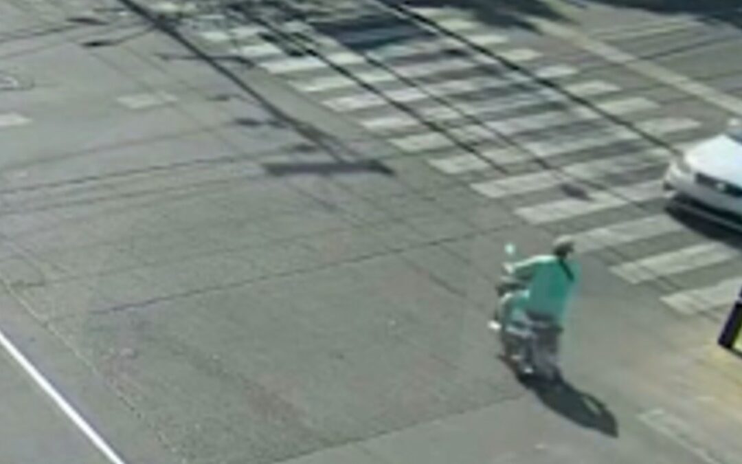 Accidente de Tránsito en la GAM: Hombre en Bici Eléctrica Proyectado tras Impacto con Auto | VIDEO Revelador