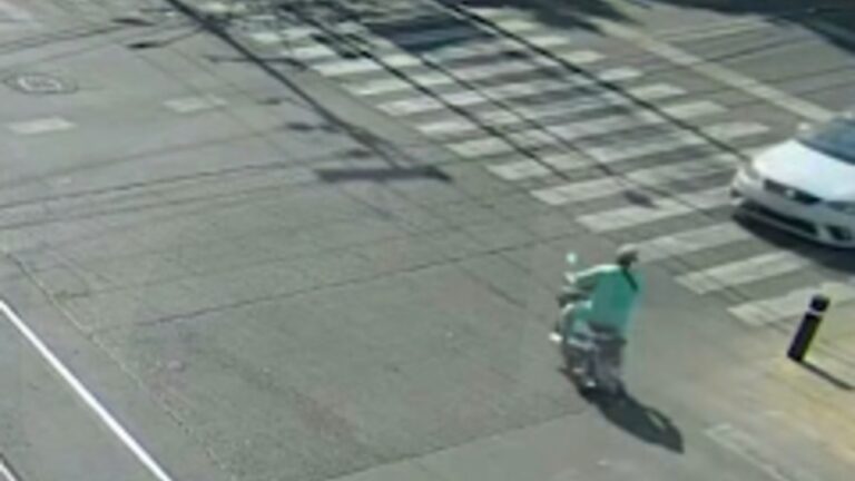 Accidente de Tránsito en la GAM: Hombre en Bici Eléctrica Proyectado tras Impacto con Auto | VIDEO Revelador
