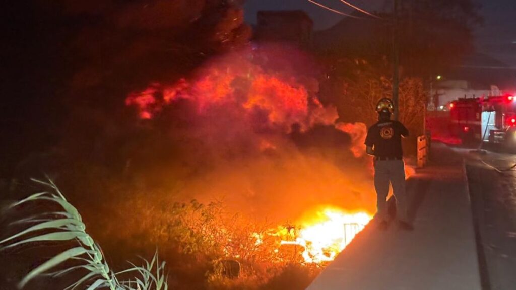 Incendio En Escobedo: Fuego Devora Tajabanes En La Colonia Unidad