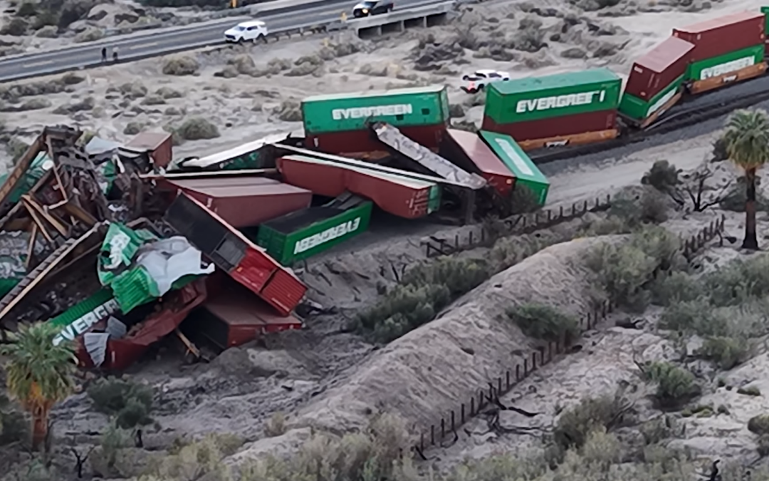 Continúan labores de limpieza tras descarrilamiento de varios vagones en Mecca