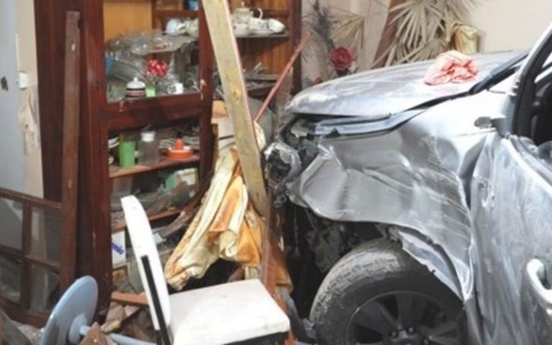 Violencia doméstica: Hombre estrella su auto y ahorca a su esposa frente a sus hijas