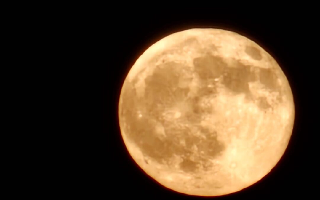 Disfruta de la Luna Rosa esta noche en El Paso, Texas