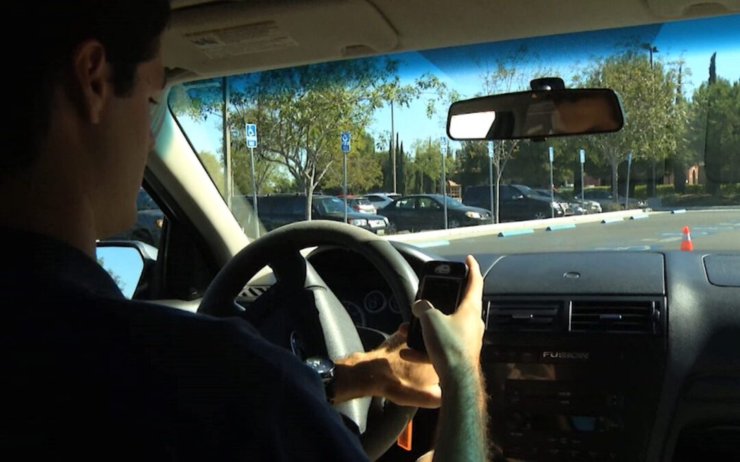 Aumento de multas por conducción distraída impulsa alerta en California