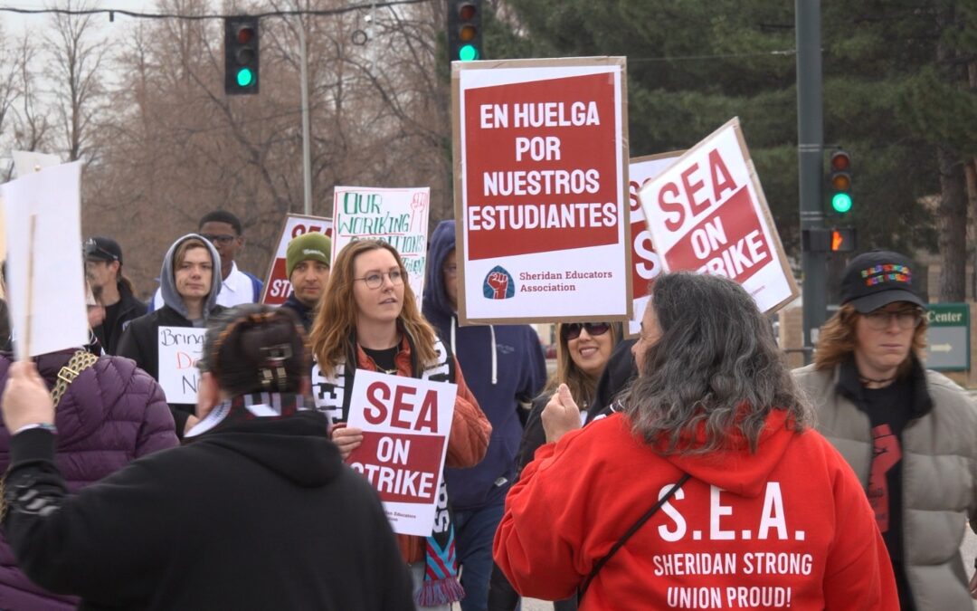 Huelga de Maestros Cierra Escuelas del Distrito Escolar de Sheridan en Arapahoe
